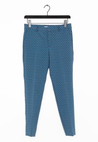 Blauwe broek met een geometrisch patroon, voorzien van een elastische tailleband en zachte stof. Hangt aan een zwarte plastic haak.