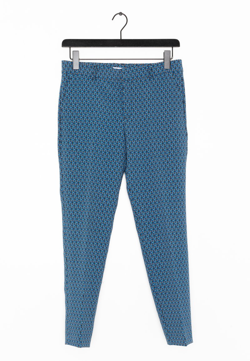 Blauwe broek met een geometrisch patroon, voorzien van een elastische tailleband en zachte stof. Hangt aan een zwarte plastic haak.