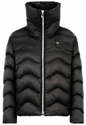 Zwarte pufferjack met hoge kraag, ritssluiting en een zigzag gestikt patroon. Voorzien van zijzakken en een merklabel op de borst.