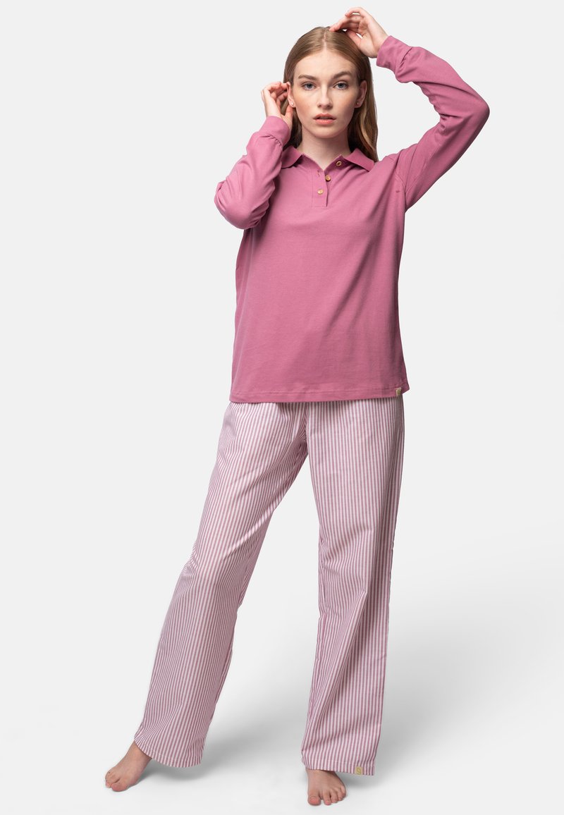 Polo a maniche lunghe rosa chiaro con tre bottoni, abbinato a pantaloni da pigiama a righe rosa e bianche, con una vestibilità comoda.
