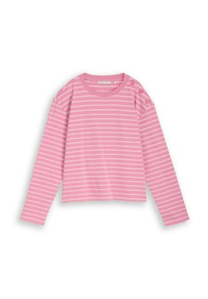 Roze shirt met lange mouwen en witte horizontale strepen, ronde halslijn en drie knopen op de linkerschouder.