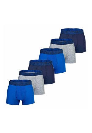 Sechs Herrenboxershorts in abwechselnden Blau-, Marine- und Grautönen mit breiten Marine-Taillenbändern mit dem Markenlogo „Under Armour“.