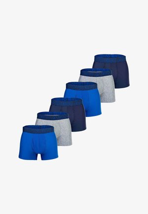 Sechs Herrenboxershorts in abwechselnden Blau-, Marine- und Grautönen mit breiten Marine-Taillenbändern mit dem Markenlogo „Under Armour“.