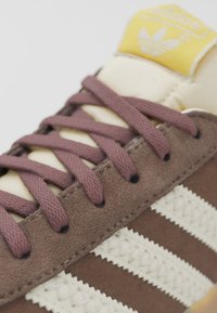adidas Originals GAZELLE UNISEX - Tenisice - earth strata/cream white/semi spark