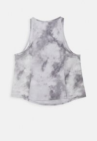 Top senza maniche con stampa tie-dye grigia, colletto rotondo, texture morbida e vestibilità rilassata, caratterizzato da orlo curvo e ampie aperture per le braccia.