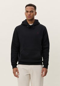 Μαύρο φούτερ με κουκούλα από βαμβακερό μείγμα, με μπροστινή τσέπη, ρυθμιζόμενη κουκούλα με κορδόνι και μικρό κόκκινο λογότυπο στο στήθος. Μαλακή υφή και εφαρμοστή σχεδίαση.