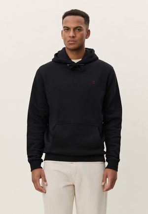 Černá mikina s kapucí z bavlněné směsi, vybavená přední kapsou, kapucí se stahovací šňůrkou a malým červeným logem na hrudi. Měkká texturovaná tkanina a přiléhavý střih.