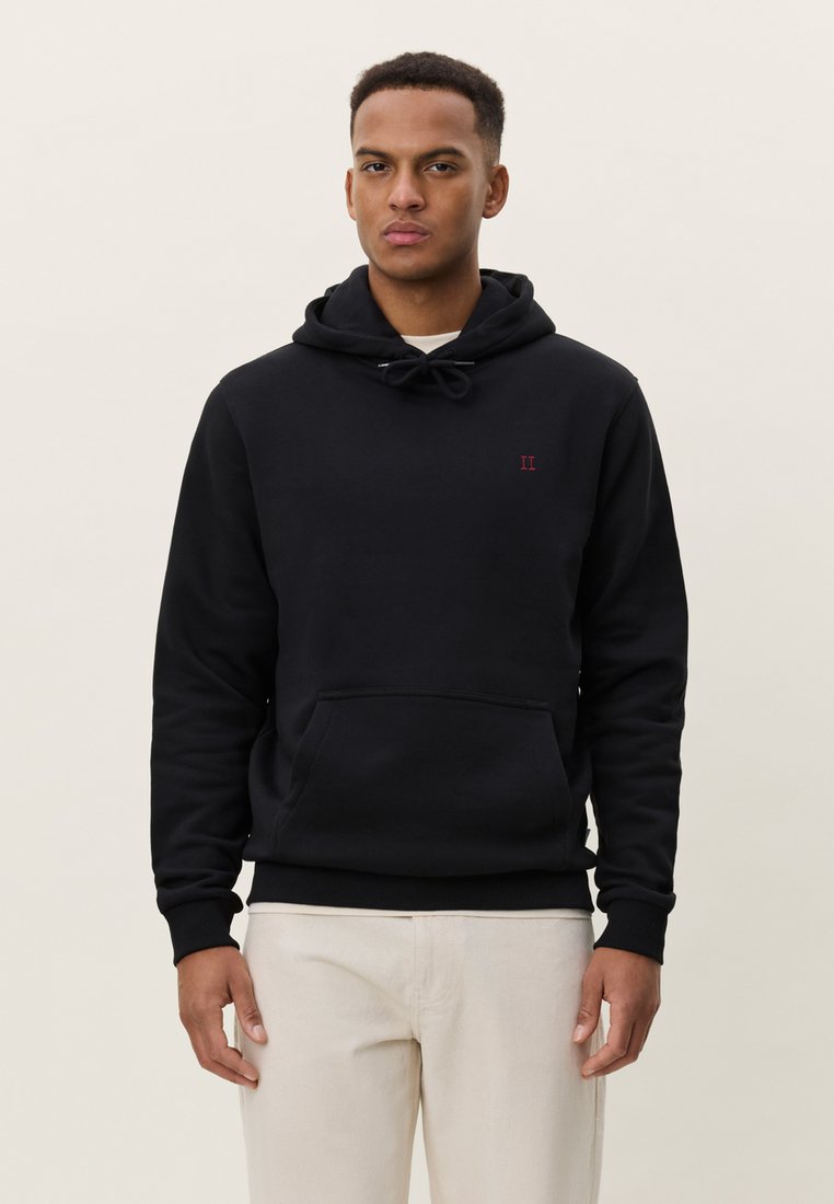 Μαύρο φούτερ με κουκούλα από βαμβακερό μείγμα, με μπροστινή τσέπη, ρυθμιζόμενη κουκούλα με κορδόνι και μικρό κόκκινο λογότυπο στο στήθος. Μαλακή υφή και εφαρμοστή σχεδίαση.