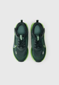 Um par de sapatilhas de corrida da Nike em verde escuro e verde neon, com atacadores pretos e tiras de Velcro, mostradas de cima, em fundo branco.