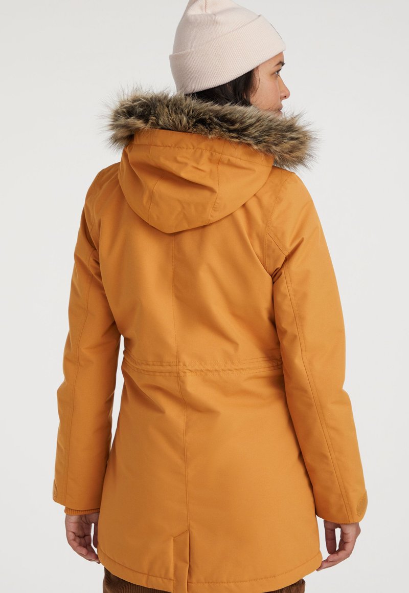 Chaqueta exterior naranja con capucha forrada de piel, material resistente al agua, mangas largas y un ajuste ligeramente entallado en la cintura.