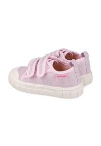 Zapatillas de tela rosa con parte superior texturizada, que cuentan con dobles correas de Velcro, suela de goma blanca y un pequeño detalle de marca en el lateral.