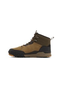 Bruine suede wandelschoenen met zwarte rubberen accenten, een hoge enkelontwerp, getextureerde veters en een robuuste zool voor grip.