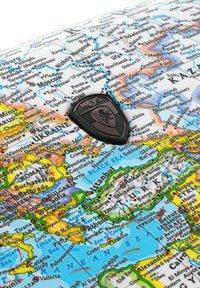 Valigia rigida con stampa colorata di una mappa del mondo. Caratterizzata da un badge del logo nero, texture liscia e bordi arrotondati.
