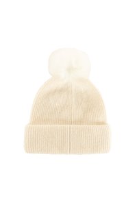 Berretto a maglia a coste di colore crema con orlo piegato e un pompon peloso in cima, su uno sfondo bianco.