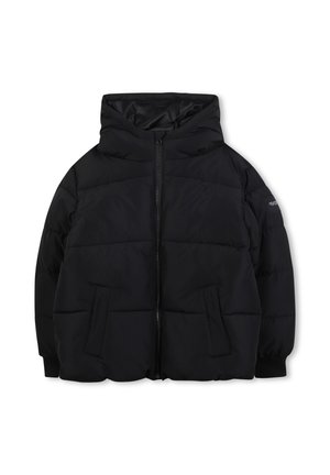 Doudoune noire avec capuche, dotée d'une fermeture éclair à l'avant, de deux poches latérales et d'un design matelassé horizontal pour l'isolation et la texture.