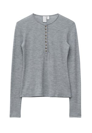 Jasnoszary, długi rękawem, dziany sweter z okrągłym dekoltem i pionowym rzędem ośmiu małych brązowych guzików z przodu.