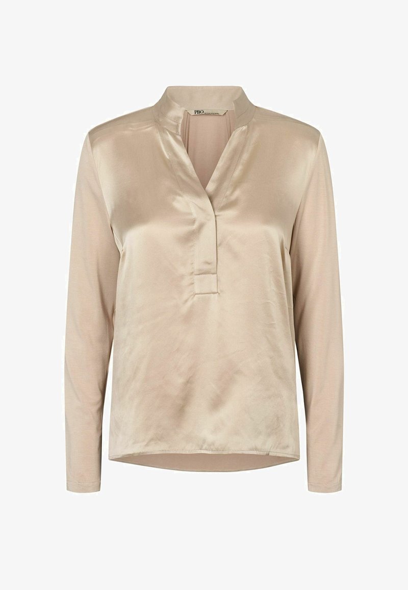 Blouse beige en tissu soyeux à manches longues avec col en V et col droit, coupe ample et tissu lisse et brillant.