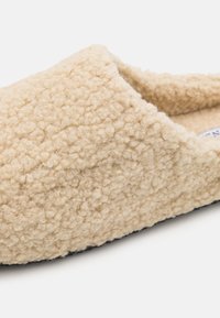 Pier One UNISEX mleczny