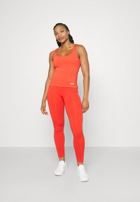 Stronger SQUARED TANK - Topp - flame scarlet