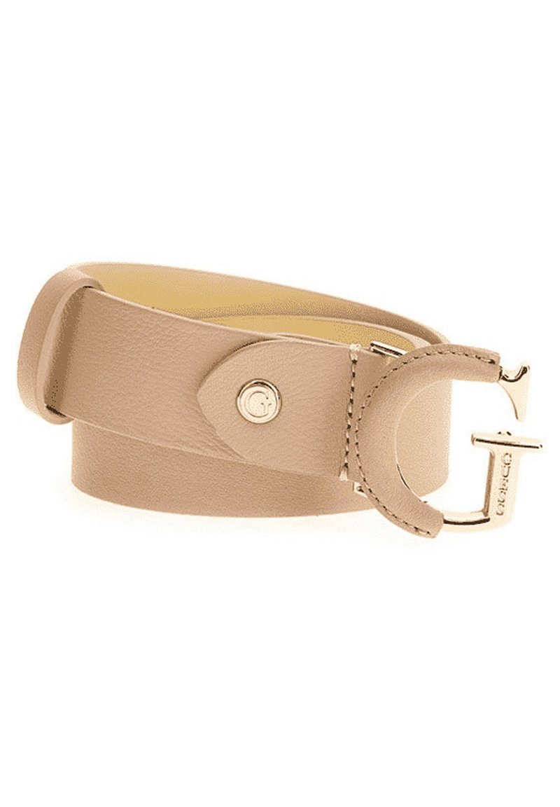 Cinturón de piel beige con una hebilla en tono dorado. Textura suave, con un detalle del logotipo y un lazo para asegurar el extremo de la correa.