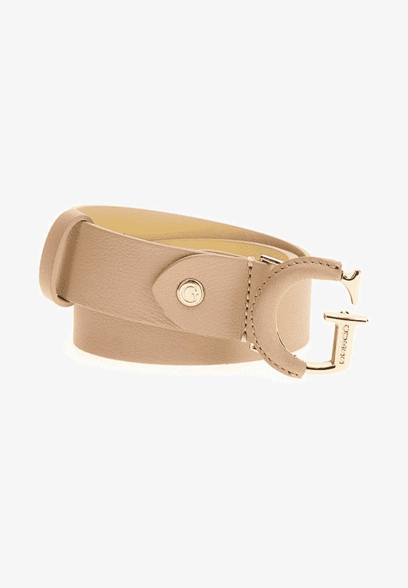 Ceinture en cuir beige avec une boucle dorée. Texture lisse, dotée d'un détail de logo et d'une boucle pour fixer l'extrémité de la sangle.