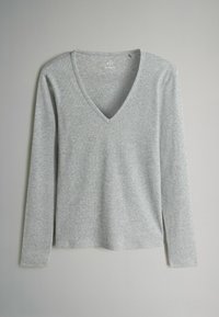 T-shirt grigio a maniche lunghe con scollo a V, realizzato in morbido materiale a maglia, con una texture a coste e una vestibilità rilassata, con orlo dritto.