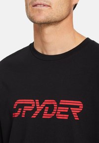 Zwarte katoenen T-shirt met een opvallend rood "SPYDER" logo met horizontale strepen, ronde halslijn en korte mouwen.