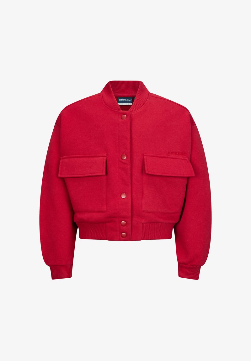 Rode cropped jas van zacht materiaal, met een knoopsluiting aan de voorkant, geribbelde manchetten en twee voorzakken. Gladde textuur zonder patronen.