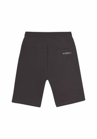 Pantaloni corti in tessuto grigio scuro con una superficie liscia, lunghezza al ginocchio, dotati di un elastico in vita e una tasca posteriore con un dettaglio etichetta.
