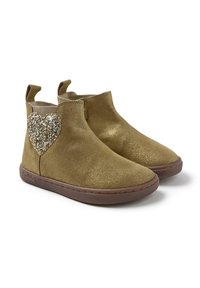 Botas de tobillo de ante marrón con un brillante acento de corazón de purpurina dorada, textura suave, paneles laterales elásticos y suelas de goma.
