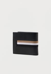 Juodas odinis piniginė, stačiakampio formos, turi horizontalių dryžių dizainą auksinės, baltos ir juodos spalvos ant priekio.