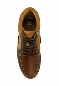 Chaussure pour homme en cuir brun et daim tan avec des lacets noirs, mettant en valeur des accents de couture et un design à bout arrondi.