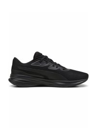 Zapatillas deportivas negras con parte superior de malla, cordones planos, cuello acolchado y suela de goma texturizada con un diseño aerodinámico.