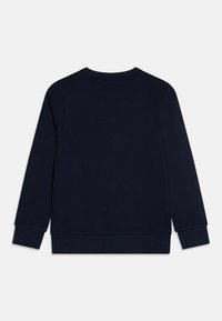 Felpa blu navy con maniche lunghe, collo tondo, polsini e orlo a coste. Tessuto morbido con una texture liscia, senza motivi o stampe visibili.