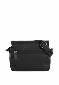 Borsa a tracolla nera realizzata in tessuto resistente, dotata di una tasca con cerniera, chiusura a patta, tracolla regolabile e una finitura liscia.