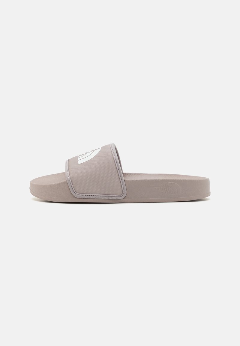 Slide sandal in soft gray rubber. Features a wide strap with a white logo, smooth surface, flat sole, and contoured footbed for comfort.