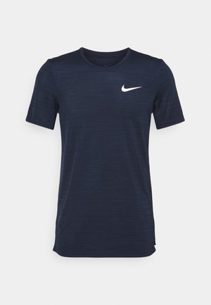 Navyblauw sport t-shirt met korte mouwen van een gestructureerde stof, met een wit Nike swoosh-logo op de bovenste linkerkant.