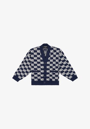 Cardigan bleu marine avec un motif répété "WB" en blanc, des poignets côtelés, un col en V et cinq boutons sur le devant. Texture douce.