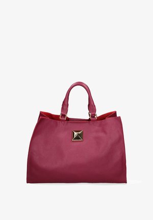 Grote dieproze leren handtas met twee handvatten en een vierkante gouden studs in het midden aan de voorkant tegen een witte achtergrond.