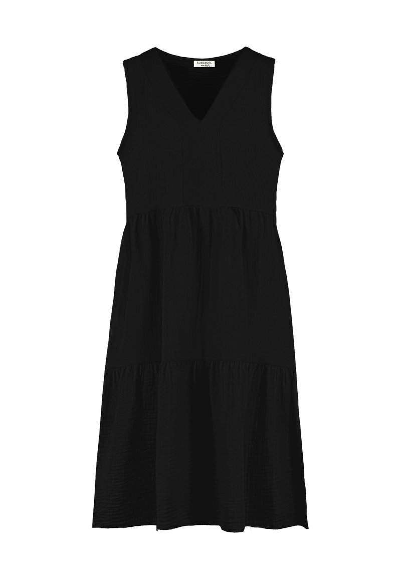 Schwarzes ärmelloses Kleid mit V-Ausschnitt, das einen gerafften Rock und strukturierten Stoff aufweist, der eine fließende Silhouette bietet.