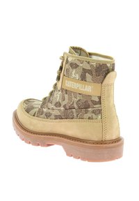 Stivale alla caviglia in suede e tessuto camouflage, di colore tan, con suola in gomma, caratterizzato da un logo ben visibile sul lato.