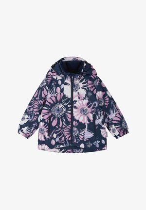 Kurtka przeciwdeszczowa w kwiatowy wzór, na granatowym tle z różowymi i białymi kwiatami, z kapturem, zamkiem błyskawicznym z przodu i elastycznymi mankietami.
