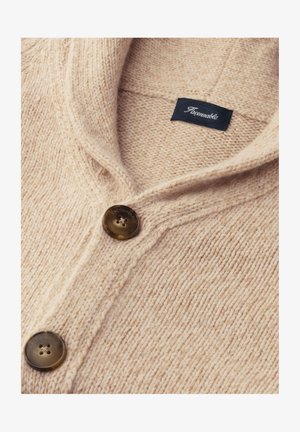 Cardigan in lana beige con colletto a scialle, due bottoni marroni e una texture intrecciata. Etichetta cucita all'interno vicino al colletto.