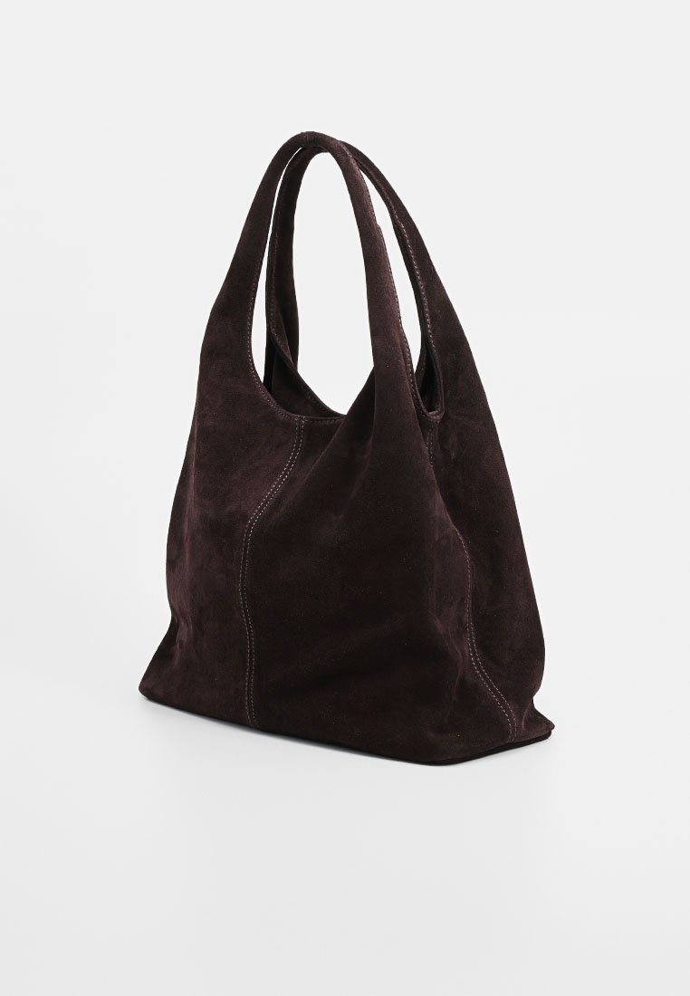 Bolso tote de ante en marrón oscuro con dos asas largas, una textura suave y un detalle de costura en contraste a lo largo de los lados.