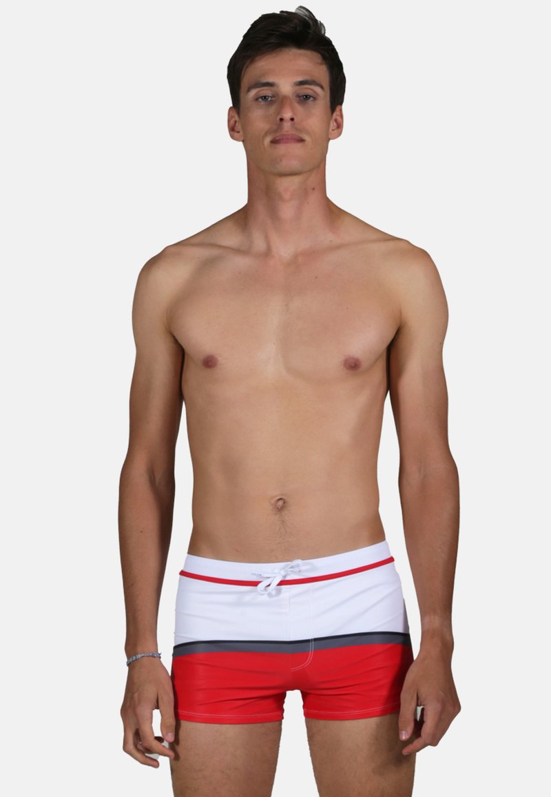 Shorts de bain pour hommes en rouge et blanc, avec une bande grise contrastante, dotés d'une taille ajustable par cordon de serrage et d'un ajustement serré. Tissu lisse et à séchage rapide.
