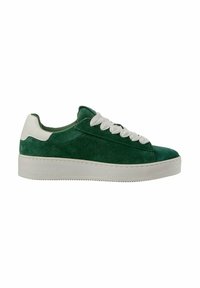 Sneaker in suede verde con suola in gomma bianca, tomaia texturizzata, punta rotonda e lacci bianchi. Logo discreto sul tallone e sul lato.