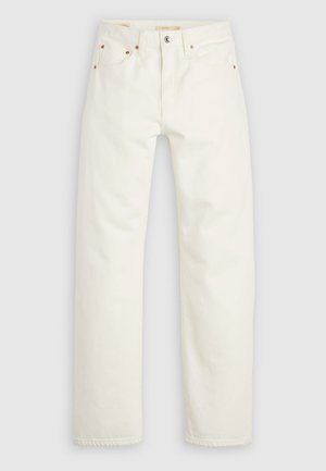 Jean droit en denim blanc avec fermeture à bouton et fermeture éclair, poches avant et arrière, et accents de rivets en cuivre.