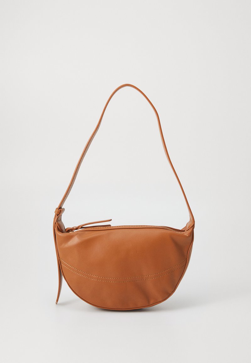 Bolso de hombro de cuero marrón con forma de media luna, que presenta una única correa y cierre de cremallera. Textura suave con un sutil detalle de costura.
