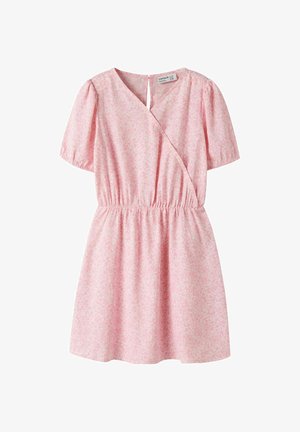 Vestito rosa chiaro a maniche corte con vita elastica, scollo a V incrociato sul davanti, motivo floreale sottile e chiusura con bottone a occhiello sul dietro dello scollo.