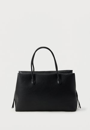 Czarna skórzana torba typu tote z dwoma uchwytami, o prostokątnym kształcie i prostej, fakturowanej powierzchni na białym tle.